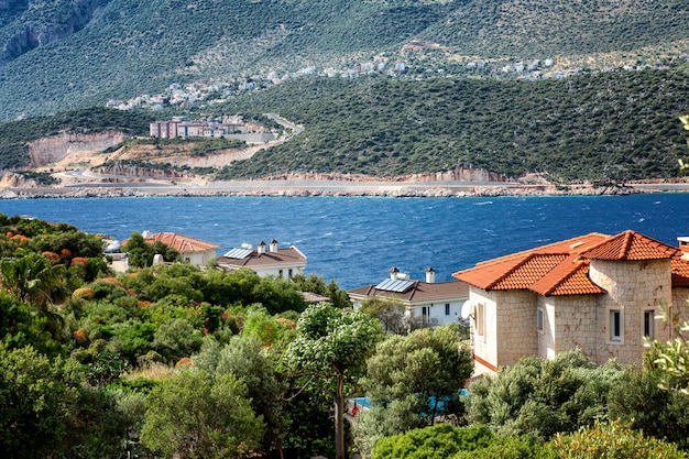 Photo belles maisons sur les montagnes. belle journée ensoleillée.