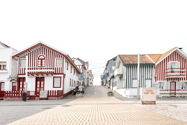 Belles maisons à rayures colorées vintage dans une station balnéaire de pêcheurs au bord de la mer au Portugal