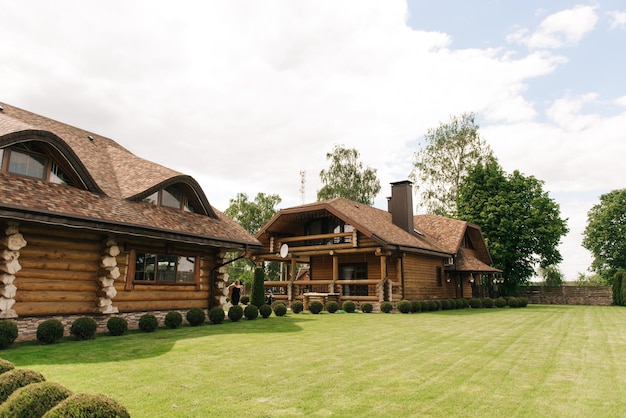 Belles maisons en rondins de bois modernes avec un beau paysage