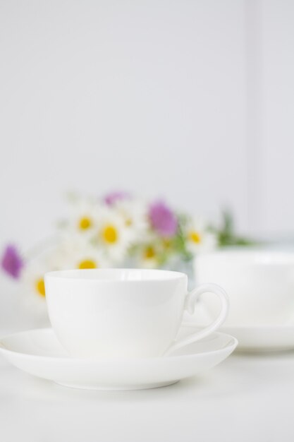 Belles marguerites et autres fleurs sur un tableau blanc.