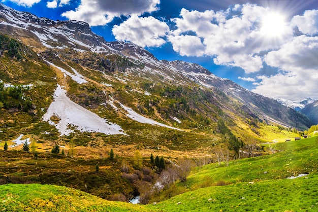 Photo belles montagnes des alpes avec ciel nuageux fluelapass davos gra