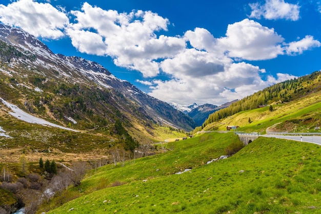 Belles montagnes des Alpes avec ciel nuageux Fluelapass Davos Gra