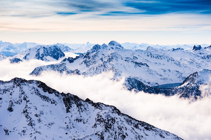 Photo belles montagnes des alpes avec des nuages au coucher du soleil, paysage d'hiver. val thorens, 3 vallées, france.
