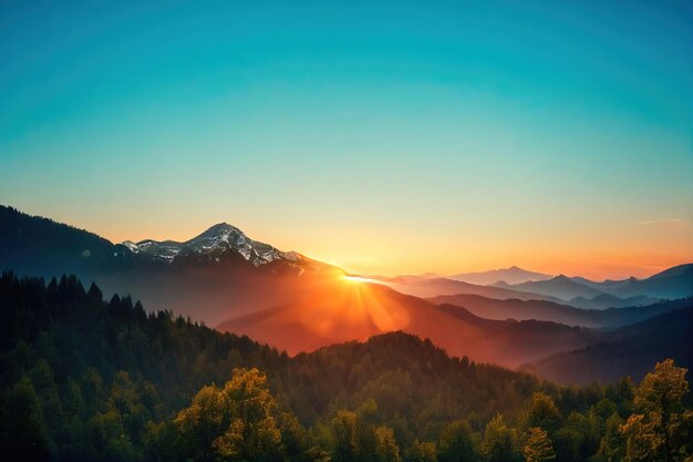 Belles montagnes anciennes au lever du soleil dans la lumière du soleil du soir et dans le brouillard