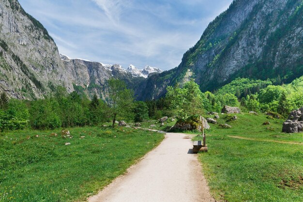 Belles montagnes aux sommets enneigés en Autriche