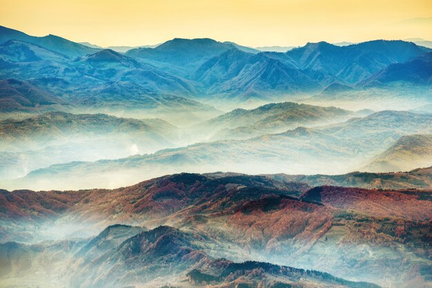 Belles montagnes et collines bleues au coucher du soleil