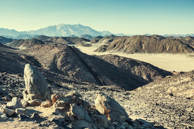 Belles Montagnes Dans Le Désert D'arabie Au Coucher Du Soleil. Paysage D'été. Effet Vintage