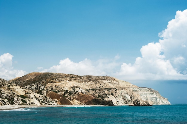 Photo belles montagnes dans la mer méditerranée. paysage marin. belle côte de chypre. ciel, montagnes, mer