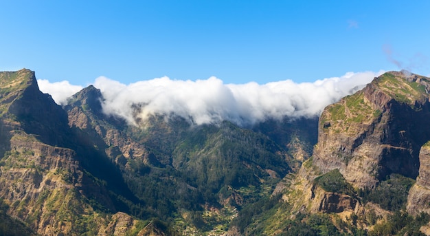 Belles montagnes dans les nuages