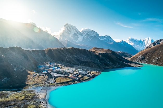 Belles montagnes enneigées avec lac