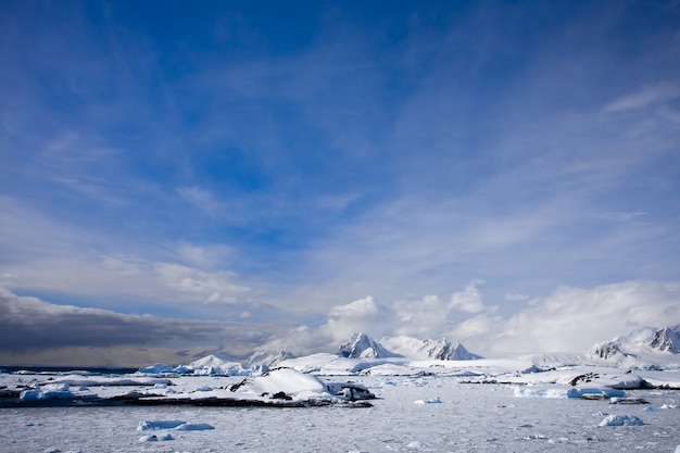 Belles montagnes enneigées