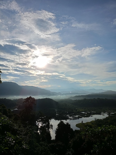 Photo de belles montagnes ensoleillées