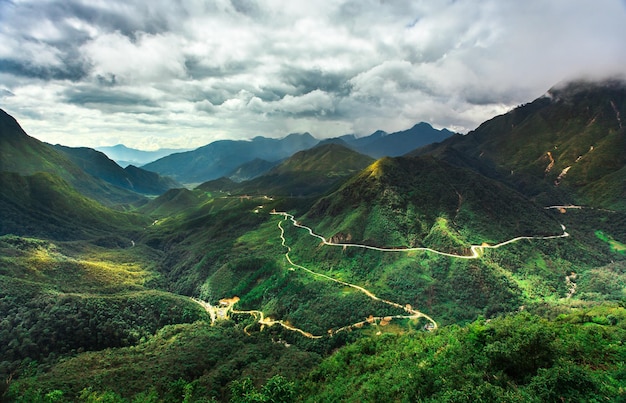 Belles montagnes hautes dans les nuages