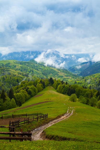 De belles montagnes incroyables avec un ciel et des nuages spectaculaires. Vue depuis la montagne.