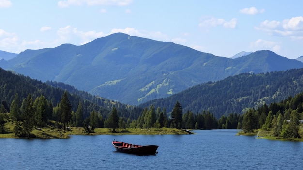 Belles montagnes avec un lac et un bateau