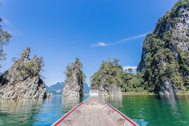 Belles montagnes naturelles d'un bateau à longue queue