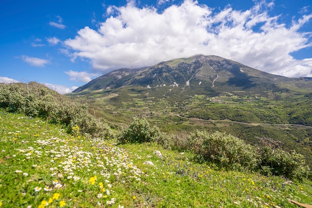 Belles montagnes et paysage bleu ciel nuageux