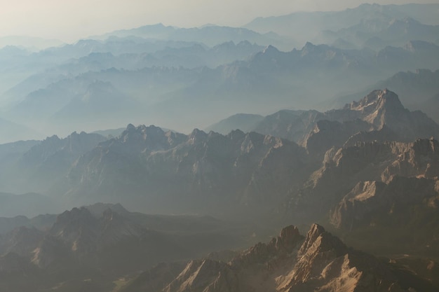 Belles montagnes pittoresques à hauteur d'oiseau