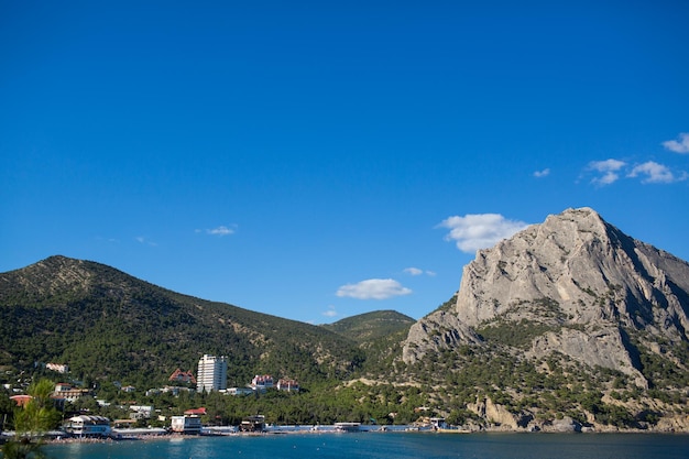 Belles montagnes près du rivage de la mer bleue