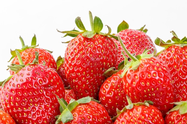 Belles et mûres fraises rouges sur fond blanc