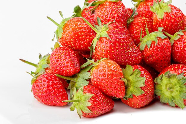 Belles et mûres fraises rouges sur fond blanc