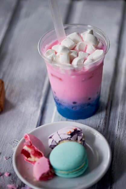 Belles nuances pastel de bonbons sur un beau fond en bois Image esthétique à manger cuisine pour les fêtes d'enfants