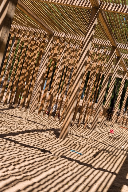 Belles ombres de terrasse en bois sur le sable