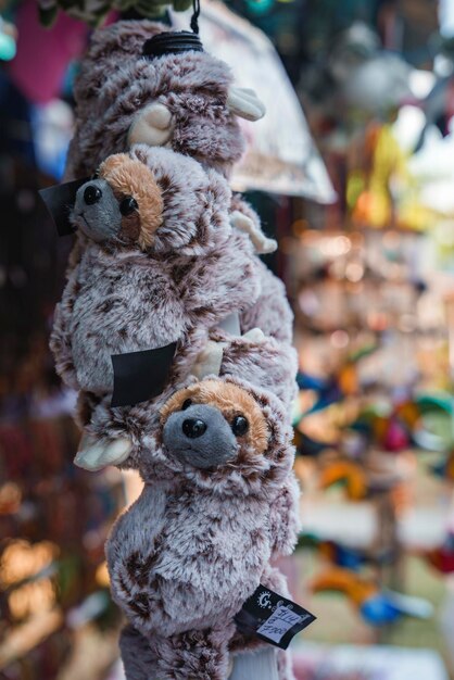 Belles peluches accrochées à l'écran à vendre dans une boutique de souvenirs au marché