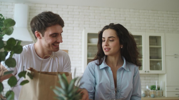 Belles personnes s'amusant à la cuisine Jeune couple marié flirtant ensemble