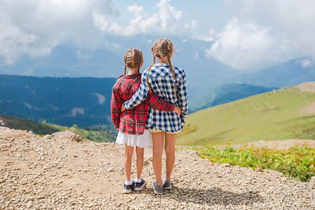 Belles petites filles heureuse dans les montagnes