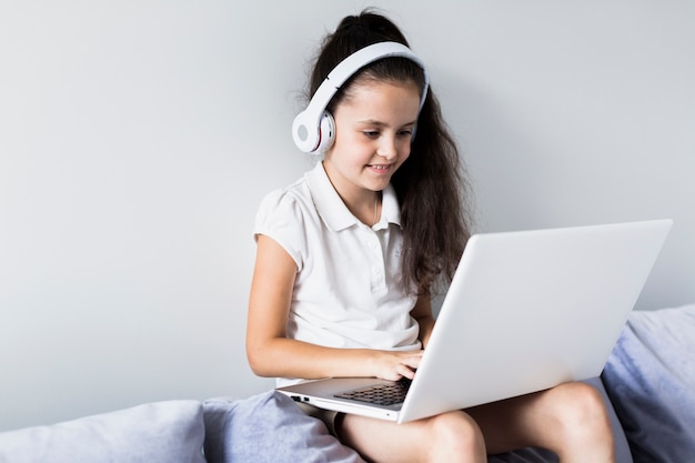 Belles petites filles utilisant son ordinateur portable