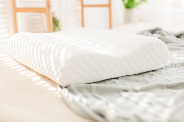 Belles Photographies Intérieures De La Chambre à Coucher Moderne Avec Des Oreillers Confortables D'orthopédie