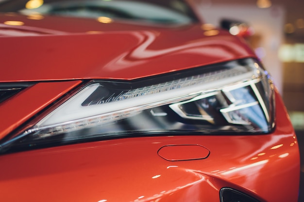 la nouvelle voiture est enveloppée dans un arc rouge. beau concept de cadeau  3114933 Photo de stock chez Vecteezy