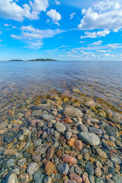 Belles pierres sur le lac Paysage de nature sauvage