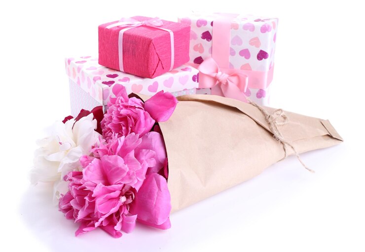Photo belles pivoines et coffrets cadeaux, isolés sur blanc