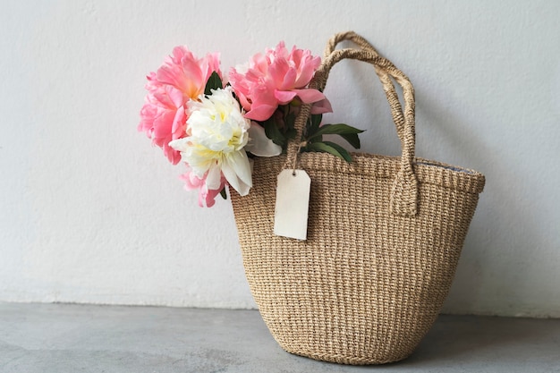 Belles pivoines dans un sac en osier