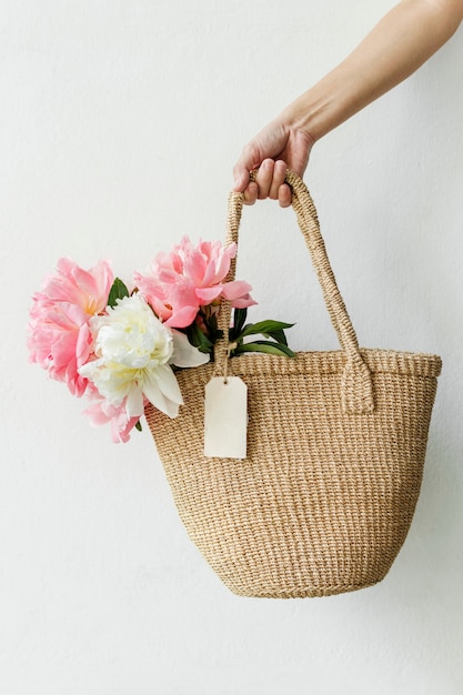 Belles pivoines dans un sac en osier