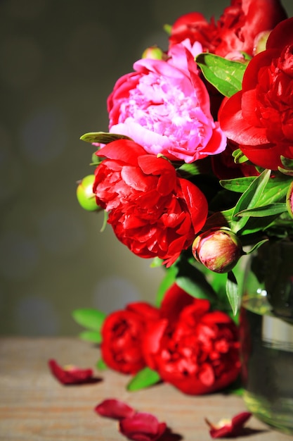 Belles pivoines roses dans un vase sur fond clair