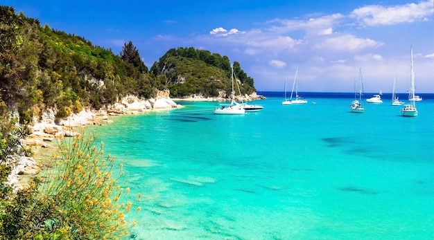 Belles plages turquoises de Grèce - Lakka à Paxos îles Ioniennes