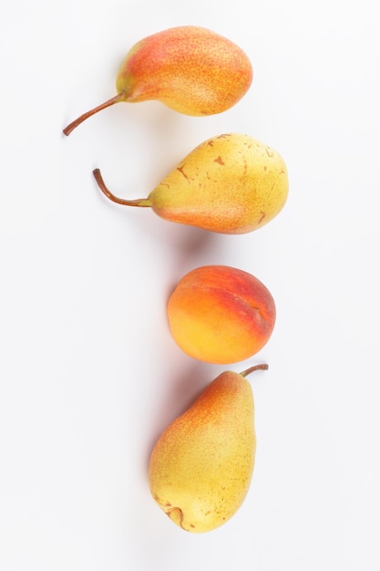 Belles poires oranges fraîches mûres juteuses isolées sur fond blanc Gros plan de poires sur fond blanc