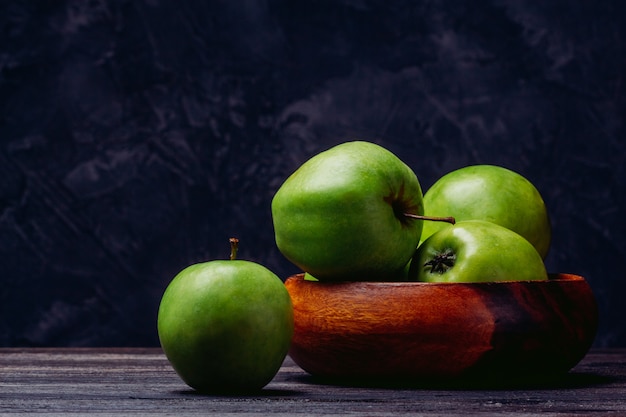 Photo belles pommes juteuses dans un bol sur une table