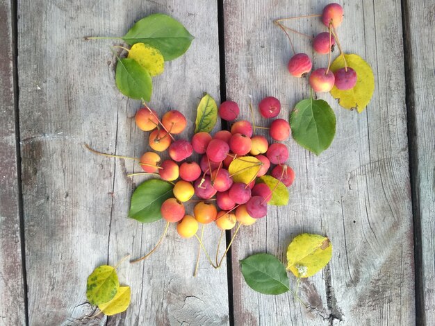 belles pommes mûres juteuses délicieuses sur une table en bois ancienne dans le jardin en été