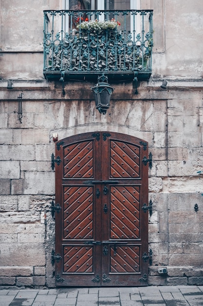 Belles portes vintage en architecture urbaine