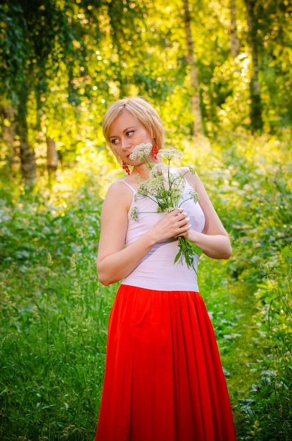 Belles poses blondes dans le parc au printemps