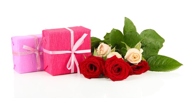 Photo belles roses et cadeaux, isolés sur blanc