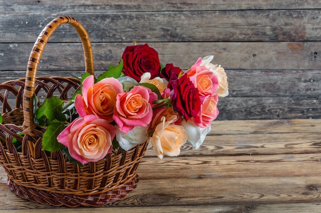 Belles roses dans le panier