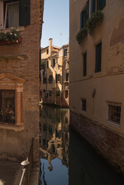 Belles rues étroites de Venise