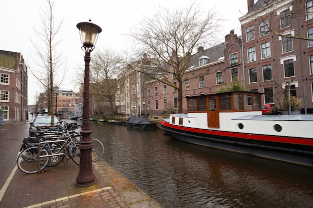 Belles rues, ponts et canaux dans la célèbre ville d'Amsterdam, Pays-Bas