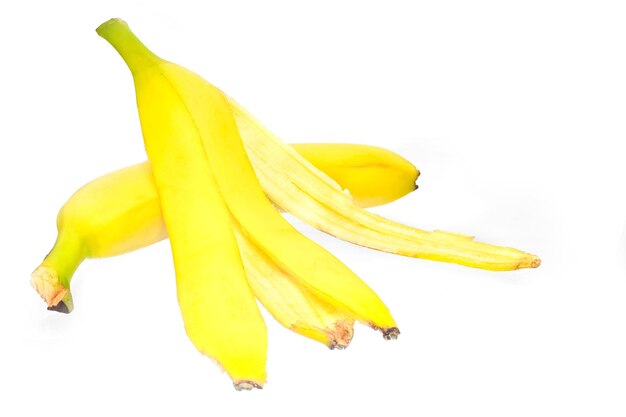 Belles et savoureuses bananes sur fond blanc