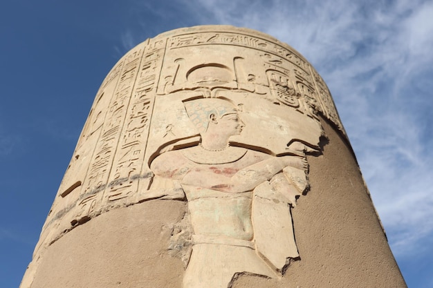 belles sculptures au temple égyptien antique de Kom Ombo à Assouan